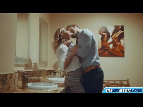 ❤️ Kana blonde ine busty inokukwezvera muchimbuzi cheveruzhinji ❤ ❌❤